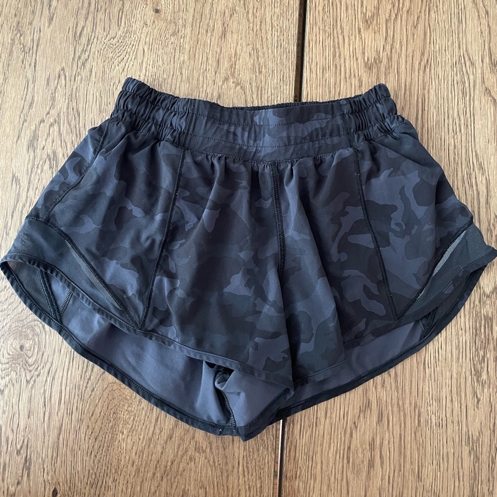 Lululemon Hotty Hot Shorts Low-Rise Lined Shorts 2.5”